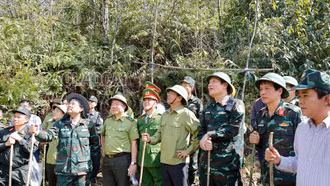 Bí thư Tỉnh ủy Đặng Xuân Phong thị sát hiện trường, động viên các lực lượng chữa cháy rừng Hoàng Liên