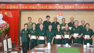 Trao Kỷ niệm chương cho 12 cán bộ Hội Cựu Thanh niên xung phong