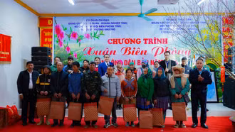 Ấm áp chương trình “Xuân Biên phòng - Ấm lòng dân bản”