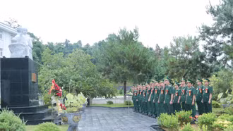 Đoàn đại biểu dự Đại hội Thi đua Quyết thắng Bộ đội Biên phòng tỉnh Lào Cai tổ chức báo công Bác Hồ 