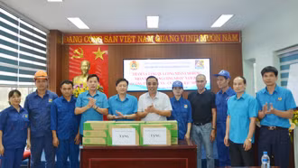 Liên đoàn Lao động tỉnh trao 33 suất quà nhân Tháng Công nhân năm 2024