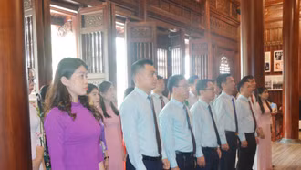 Đoàn đại biểu dự Đại hội đại biểu MTTQ Việt Nam thành phố Lào Cai tổ chức Lễ báo công dâng Bác