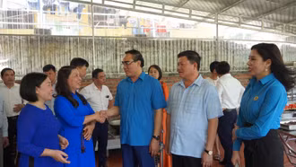 Gắn biển 2 công trình chào mừng đại hội công đoàn các cấp, nhiệm kỳ 2023 - 2028