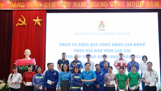 Tổng Liên đoàn Lao động Việt Nam tặng 30 suất quà cho công nhân, lao động tỉnh Lào Cai