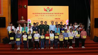 Trao tặng 50 suất học bổng và 10 con bò giống cho người dân huyện Mường Khương