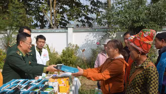 Ấm áp chương trình "Xuân biên phòng ấm lòng dân bản"