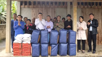 Trao 30 suất quà cho hộ nghèo, hộ đặc biệt khó khăn tại xã Phú Nhuận