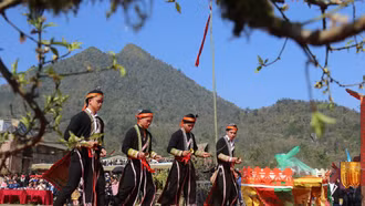 Đặc sắc Lễ hội "Pút tồng" và "Quả Tăng"