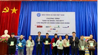 Trao tặng sổ BHXH và thẻ BHYT cho người dân có hoàn cảnh khó khăn tại thành phố Lào Cai