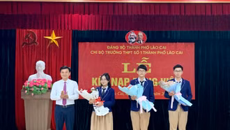 Kết nạp 3 đảng viên là học sinh Trường THPT số 1 thành phố Lào Cai