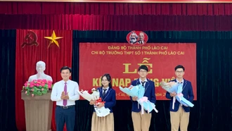 Kết nạp 3 đảng viên là học sinh Trường THPT số 1 thành phố Lào Cai