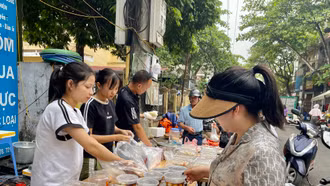 Người dân thành phố Lào Cai chuẩn bị bánh trôi, bánh chay cho tết Hàn thực