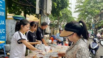 Người dân thành phố Lào Cai chuẩn bị bánh trôi, bánh chay cho tết Hàn thực