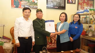 Trưởng Ban Dân vận Tỉnh ủy thăm, tặng quà gia đình người có công tại thị xã Sa Pa