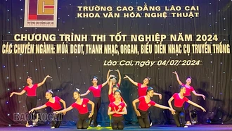 Sinh viên các ngành nghệ thuật Trường Cao đẳng Lào Cai thi tốt nghiệp