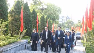 Đoàn đại biểu Bộ Lao động - Thương binh và Xã hội dâng hương tưởng niệm Chủ tịch Hồ Chí Minh.