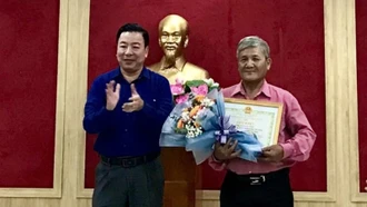 Khen thưởng công dân có thành tích dũng cảm bắt đối tượng nghiện ma túy trộm cắp tài sản