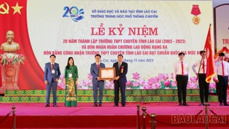 Trường THPT Chuyên Lào Cai đón nhận Huân chương Lao động hạng Ba