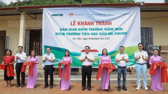 Khánh thành điểm trường mầm non và tiểu học bản Nà Phung