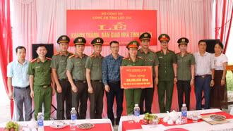 Trao tặng Nhà tình nghĩa cho cán bộ, chiến sĩ và hộ nghèo thành phố Lào Cai và huyện Mường Khương