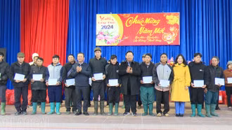 Tặng quà tết cho các gia đình có hoàn cảnh khó khăn tại xã Tả Củ Tỷ