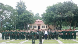 Đoàn công tác Học viện Quốc phòng dự Lễ chào cờ tại Cột cờ Lũng Pô