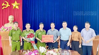 Khen thưởng Công an huyện Bảo Thắng về thành tích đấu tranh truy bắt nhanh đối tượng cướp tiệm vàng