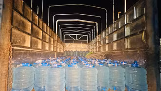 Tạm giữ xe tải vận chuyển hơn 3.200 lít rượu không rõ nguồn gốc xuất xứ