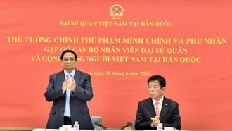 Thủ tướng Phạm Minh Chính gặp gỡ cán bộ, nhân viên Đại sứ quán, cộng đồng người Việt Nam tại Hàn Quốc