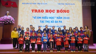 Trao 110 suất học bổng “Vì em hiếu học” cho học sinh có hoàn cảnh khó khăn tại thị xã Sa Pa