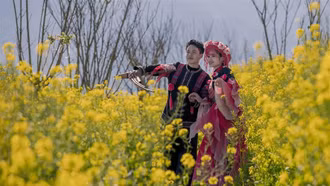 Du khách mê mải đồi hoa cải vàng rực tại Fansipan