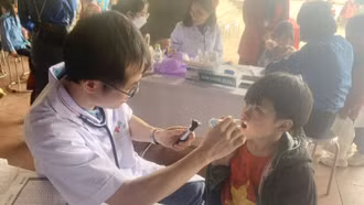 Khám bệnh miễn phí cho học sinh tiểu học xã Trung Chải