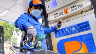 Nên bỏ hay giữ quỹ bình ổn giá xăng dầu?