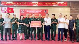 Tặng quà cho nạn nhân chất độc da cam có hoàn cảnh khó khăn tại huyện Văn Bàn