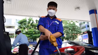 Giá xăng dầu tiếp tục tăng, RON95 vượt 22.000 đồng/lít