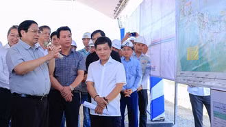 Thủ tướng kiểm tra hiện trường, đốc thúc nhiều dự án cao tốc trọng điểm