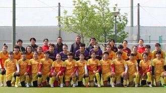 21 nữ tuyển thủ cùng HLV Mai Đức Chung sang Campuchia