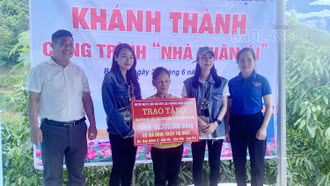 Bàn giao công trình “Nhà nhân ái” cho hộ nghèo xã Bảo Hà