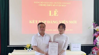 Kết nạp đảng viên là học sinh THPT đầu tiên tại huyện Văn Bàn