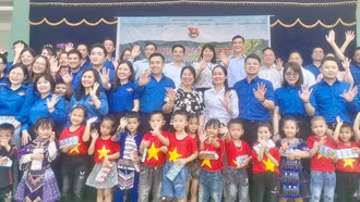 Nhiều phần quà dành tặng trẻ mầm non xã Cốc Lầu