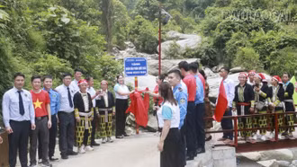 Trao hỗ trợ xây dựng cầu dân sinh và tặng quà cho phụ nữ, trẻ em có hoàn cảnh khó khăn của huyện Bát Xát