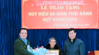 Phó Chủ tịch Thường trực HĐND tỉnh Vũ Văn Cài trao Huy hiệu Đảng đợt 3/2 tại huyện Mường Khương