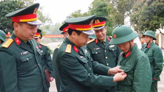 Bộ Chỉ huy Quân sự tỉnh thăm, động viên chiến sĩ mới nhập ngũ