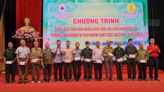 Tặng quà các nạn nhân chất độc da cam huyện Bảo Thắng