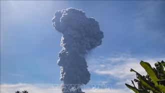 Indonesia: Núi lửa Ibu phóng ra đám mây tro nóng cao tới 7 km