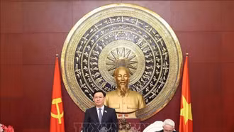 Chủ tịch Quốc hội Vương Đình Huệ gặp mặt cộng đồng người Việt Nam tại Trung Quốc