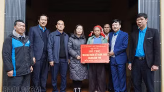 Trao tiền hỗ trợ làm mới và sửa chữa nhà tại xã Tung Chung Phố và xã Mường Bo