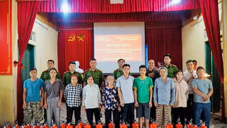 165 hộ nghèo, cận nghèo của xã Xuân Quang được tặng bình chữa cháy