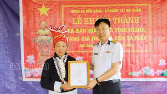 Bàn giao nhà tình nghĩa cho gia đình chính sách xã Dền Sáng