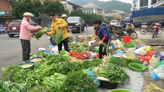 Sau tết, giá thực phẩm “neo” cao